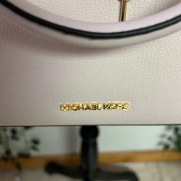 NWT Michael Kors Hampton bag. Perfect spring bag. Blush pink in color. - Picture 4 of 10